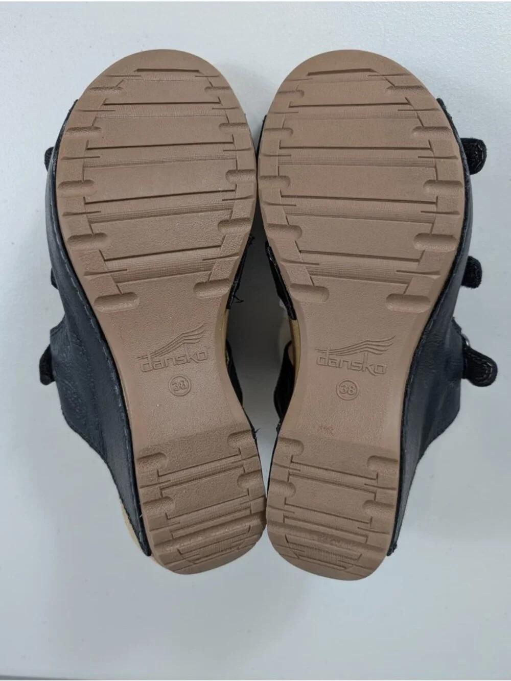 Dansko Tarin sandals in black leather women's size 7.5